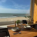 Ruime Studio Frontaal Zeezicht Aaa Locatie